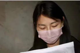 2020年，“谁给40万救我父亲，就嫁谁”的河南女孩，引得网友同情图片