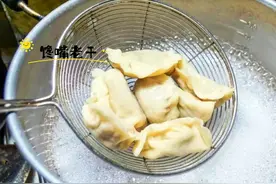 煮冻饺子时：切记不要直接下锅煮，牢记2点，和刚包的一样鲜图片