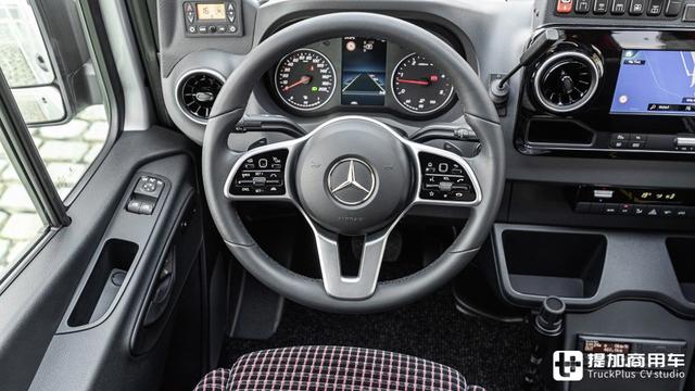专注高端客运，欧洲最舒适的小巴车型之一，奔驰凌特Travel 75实拍