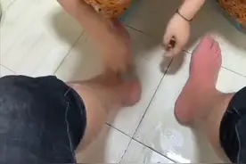 张家界一男子瞒着妻子去足浴店洗脚，被妻子用钢丝球“大刑伺候”图片