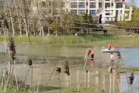 男孩玩高空项目时坠湖，父亲跳湖营救不幸遇难，景区：男孩无大碍，正在处理此事，家属：安全绳纯属摆设图片