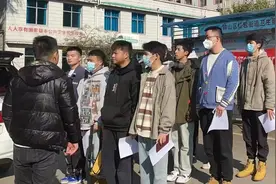 别让视力耽误从军梦 近视青年参加征兵体检要提前半年以上做近视矫正手术图片