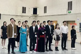 孙俪妹妹北影上课站中心位，皮肤白美到显眼，张子枫拘谨蹲在角落图片