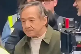 71岁成龙满头白发：儿子不成材女儿在外流浪，25亿身家捐一半图片