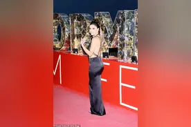 她身材娇小却是最性感女星，高龄产子胖成球，47岁穿露背裙太惊艳图片