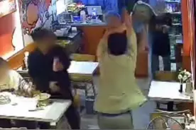 小伙进螺蛳粉店后厨找刀，店主及时制止将其驱离；青岛警方：当事人有精神问题，系家人没看住跑出图片