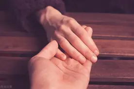 判断一个女孩是否想牵手的11种迹象图片