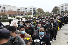 “关羽”陆树铭遗体告别仪式今在西安举行，斯琴高娃、张艺谋、唐国强、六小龄童等送来花圈，影迷送别……图片