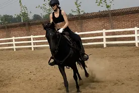 谷爱凌晒骑马照，又美又飒笑容迷人，6块腹肌太抢眼图片