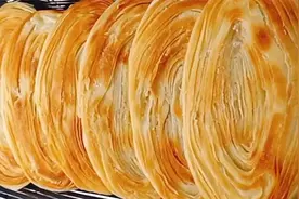 五香油酥烧饼，排队20分钟才能买到，在家就能做，外酥里软直掉渣图片