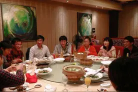 外甥结婚我们送3000元，我儿子考大学姑姐送2000元这合适吗？图片