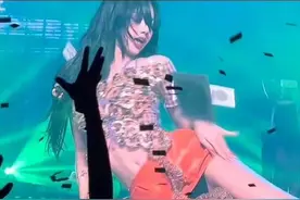 Lisa疯马秀风波后彻底放飞，造型清凉穿最少，直接表演从天上掉钱图片