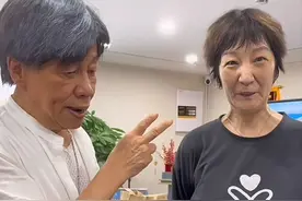59岁雪梨大胆露素颜，颜值崩塌表情僵硬，已“沦落”给网红作配图片
