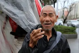 山东农村60岁男子，20年前土埋80斤散酒，为何挖出后却看着酒发愣图片