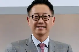 放弃香港女首富何超琼，娶港姐李嘉欣，许晋亨如今怎么样了？图片