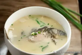 厨师长教你一招，煮鲫鱼汤吃不到鱼刺，肉嫩汤鲜浓白无腥味，真香图片