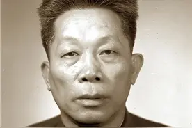 冯白驹有个硬气父亲！土豪一根一根拔胡子，疼得掉泪也不求饶图片