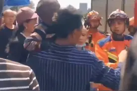 四川成都 男孩手指严重挤压变形，消防车秒变救护车送其就医图片