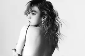 Gidle宋雨琦晒性感画报，身穿破格露背装，大秀美背！图片