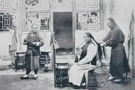 清朝的辫子有多脏？英国的一位美女回忆：想吐，吃饭难以下咽图片