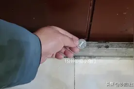 不管有钱没钱，都要在家门口放枚硬币，不是迷信，看完跟着做图片