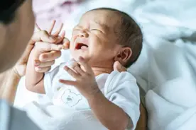 宝宝哭个不停，怎么办？5s婴儿情绪安抚法，一不小心把娃哄睡着了图片