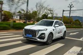 新车 | 换装2.0T高功率发动机+8AT变速箱，试驾新款红旗HS5图片