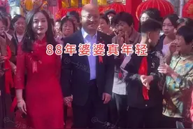 山东88年女子升级当婆婆，美得冒泡，比新娘显年轻：一家子都早婚图片