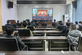 兴县人民检察院全体干警集中收听收看党的二十大开幕盛况图片