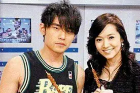 周杰伦：父母离异有阴影，昆凌解开他多年的心结，含泪与父亲和解图片