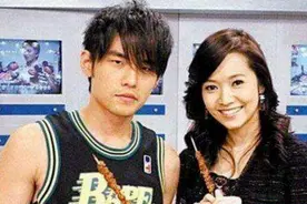 周杰伦：父母离异有阴影，昆凌解开他多年的心结，含泪与父亲和解图片