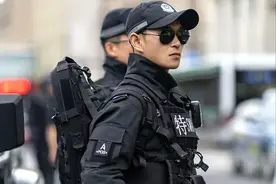 因为太帅走红！外滩特警回应→图片