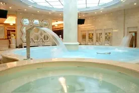 黑龙江，姐妹俩去澡堂洗澡，一位大爷误闯进女浴室图片