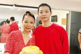 仲小萍火风离婚28年，儿子自毁前途，她无比担心，他再婚不幸福图片