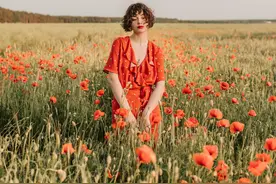 老公异性朋友多，还给她们拍抖音，我质问，他说大家都是普通朋友图片