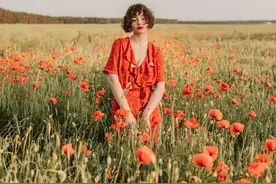 老公异性朋友多，还给她们拍抖音，我质问，他说大家都是普通朋友图片