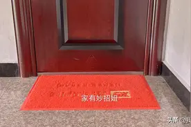 家里地垫放在大门外还是大门内？原来很多人都做错了，看完改正图片