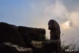 重庆铜梁区虎峰山上有一对石老虎，因作恶多端被处罚守护山下村民图片