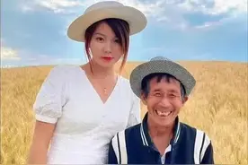 身价千万的女儿卖掉公司，陪老爸房车游全国，相差50岁的缘分竟然是捡来的图片