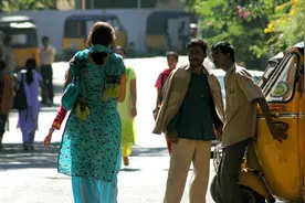 中国姑娘远嫁印度，7年后丈夫意外去世，丈夫家人提出1个要求图片