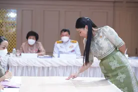 泰王室小公主穿草绿色半身裙，清新靓丽，和狗狗合影图片