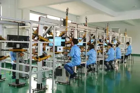 揭秘电子厂打工现状,厂妹抽烟酗酒，男女关系混乱，宿舍脏乱不堪图片