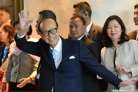 李嘉诚活得累不累？走哪都有25位保镖随行，吃饭只吃青菜豆腐？图片