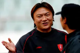 足坛球霸“魏大侠”：为救队友挨17刀，娶羽坛女神为妻生活幸福图片