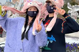 刘诗诗打卡迪士尼，扎马尾戴贝尔帽变迪士尼在逃公主，35岁还少女图片