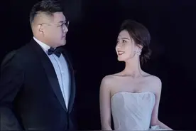 300斤网红包游乐场求婚，鸽子蛋戒指显眼，白富美老婆疑似怀孕图片