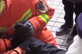 四川成都 萌娃偷穿高跟鞋嫌大用强力胶粘住脚，家长报警求助图片