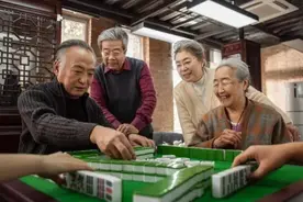为什么说建议老年人少去打麻将？75岁大爷：这种消遣方式害人害己图片