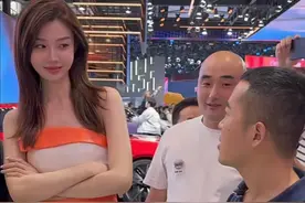 广州车展“条纹哥”火了！全程盯着车模使劲看，把对方都看害羞了图片