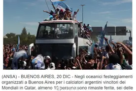 阿根廷夺冠游行中至少18名球迷受伤：多数因从高处跌落四肢受伤，6人伤势较重已送医治疗图片